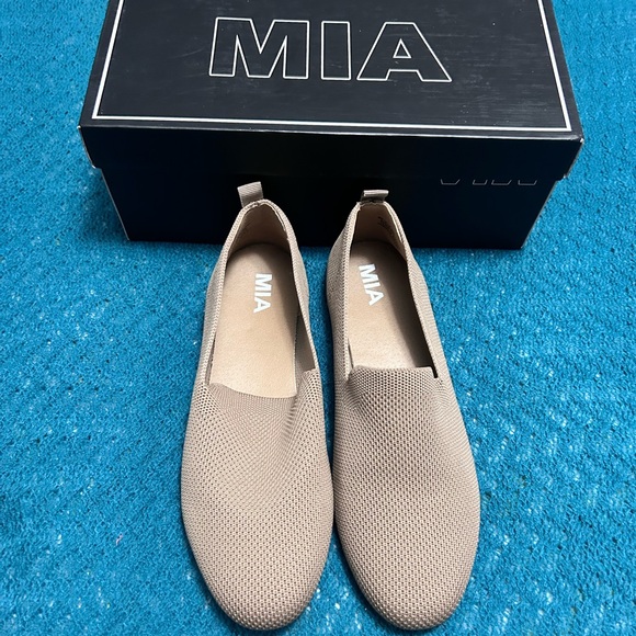 Mia Women’s Tan Flats 

Size 7 1/2 - Picture 1 of 6